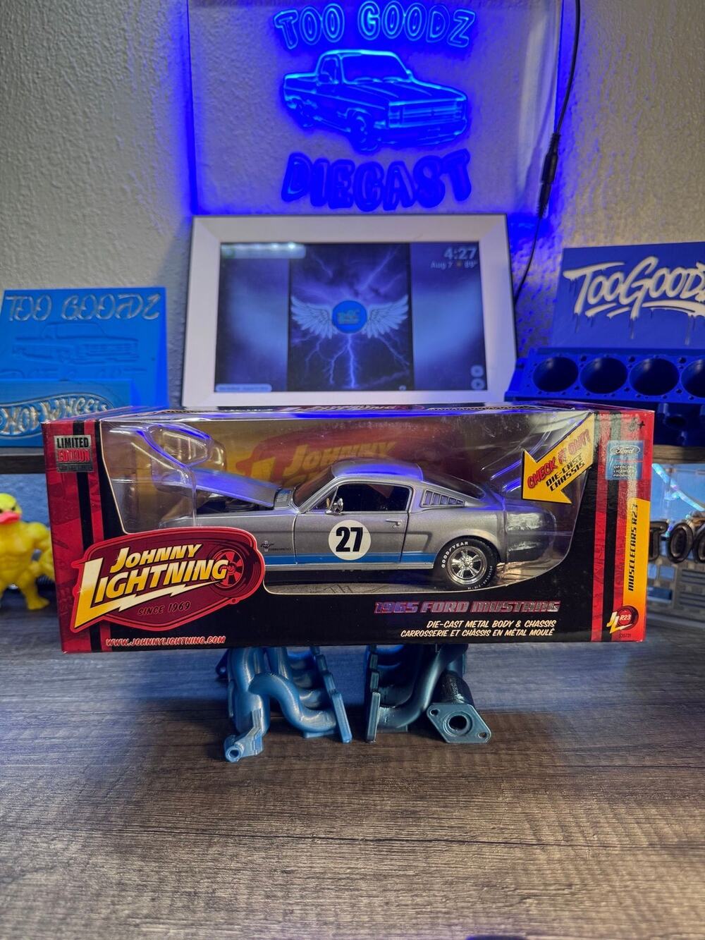 Johnny Lightning 1/24 muscle cars r23 1965 Ford Mustang